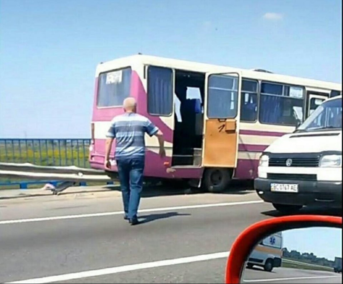 На Львівщині автобус з пасажирам влетів у відбійник