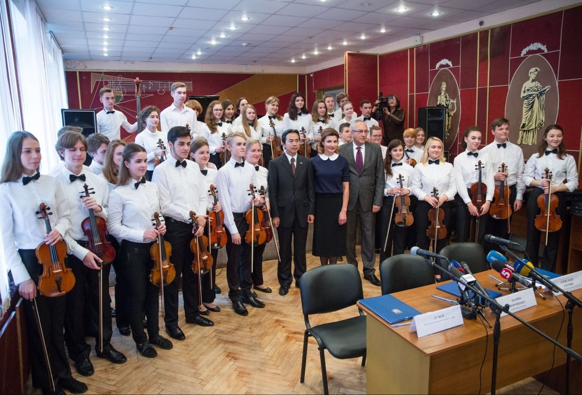 Марина Порошенко передає скрипки