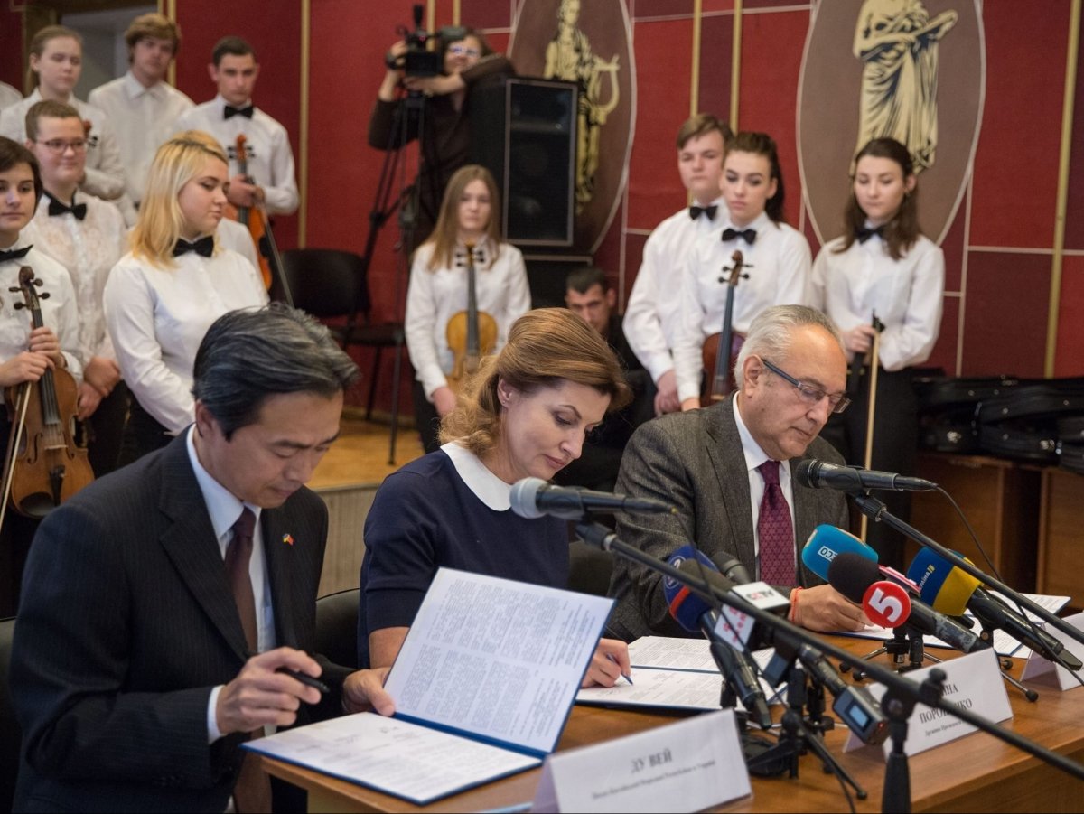 Марина Порошенко передає скрипки