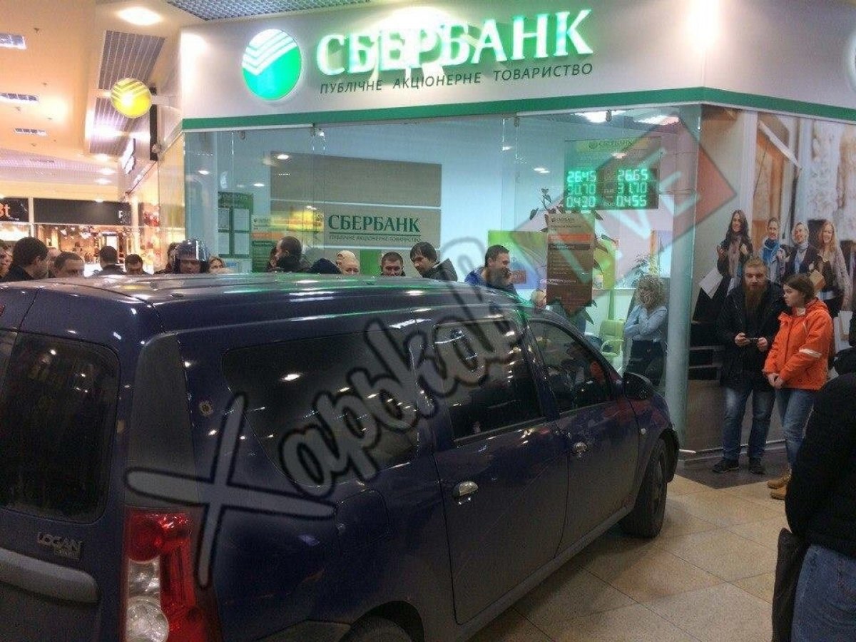Dacia Logan в'їхав у гіпермаркет "Караван" в Харкові
