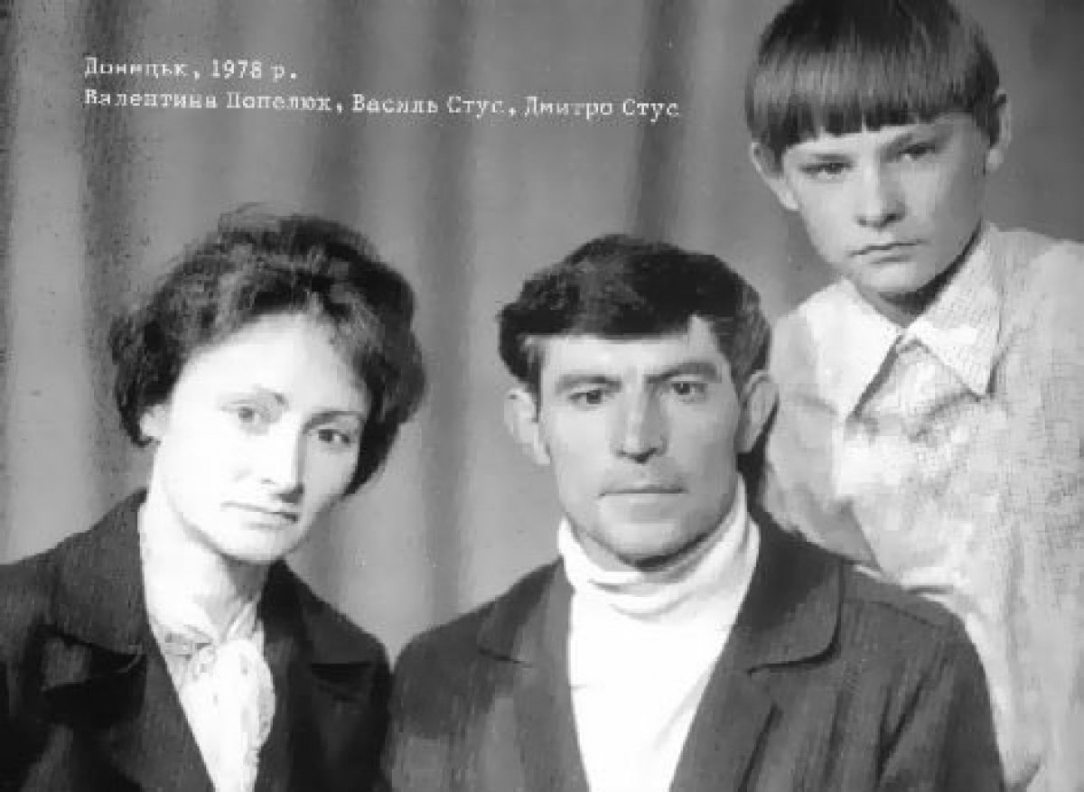 Василь Стус з дружиною Валентиною Попелюх та сином Дмитром. Донецьк, 1978 рік