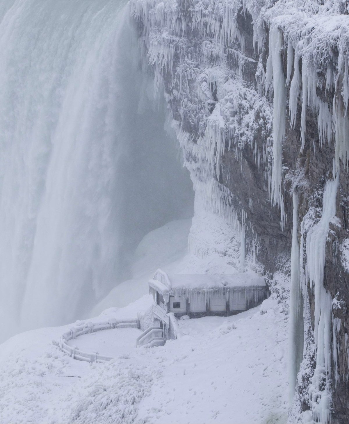 замерз Ніагарський водоспад