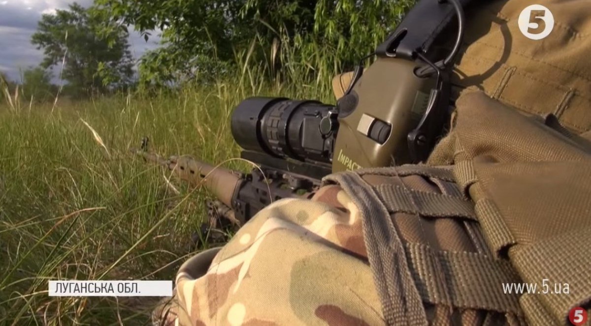 Армійці тренуються стрільбі з гвинтівок Драгунова