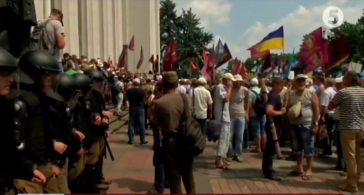 Сутички під Радою