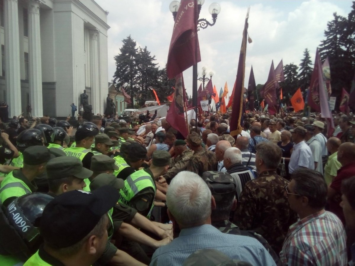 Сутички під Радою