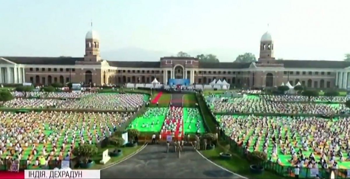 День йоги у світі