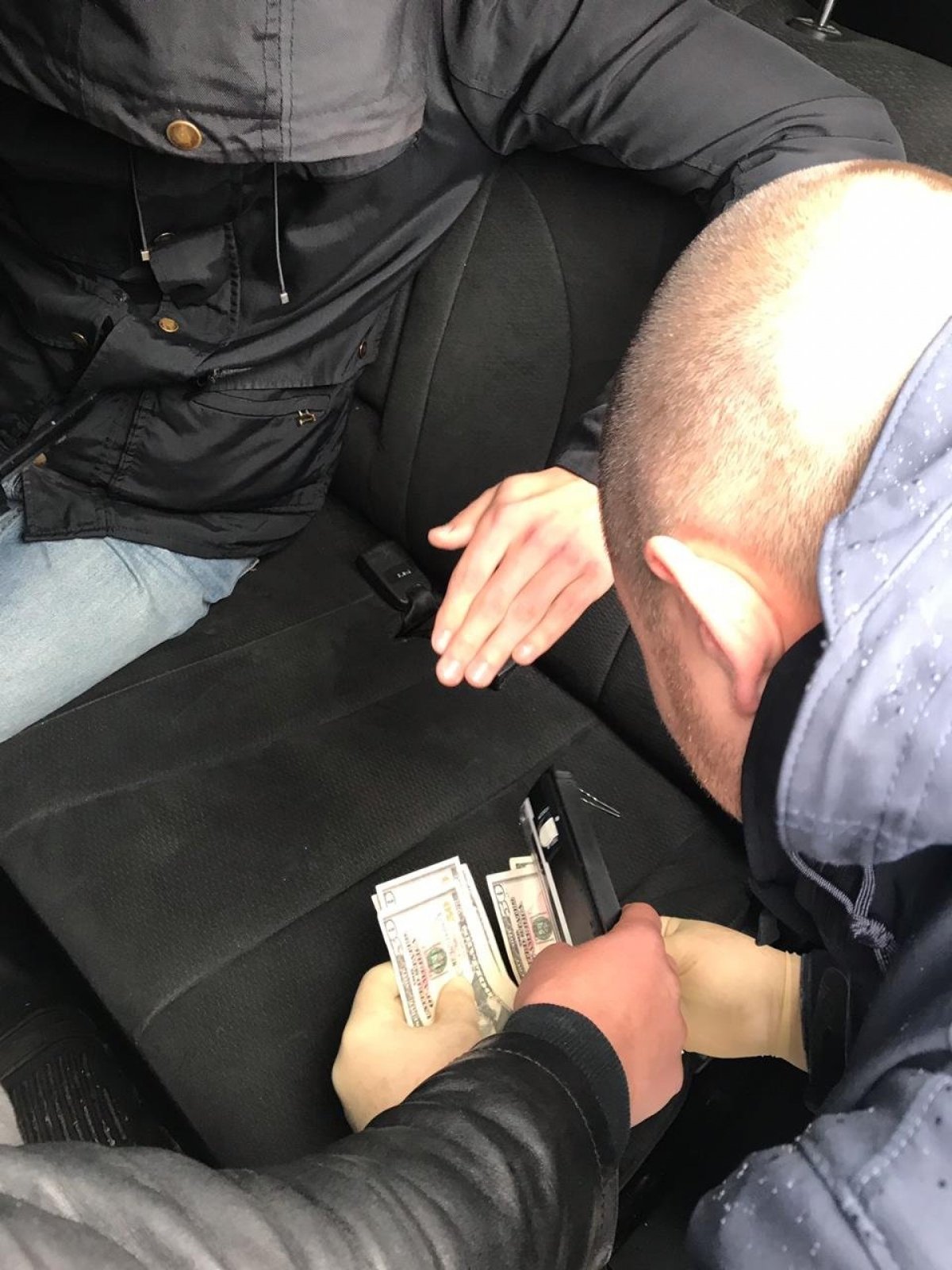 На Буковині двоє прикордонників "погоріли" на хабарі