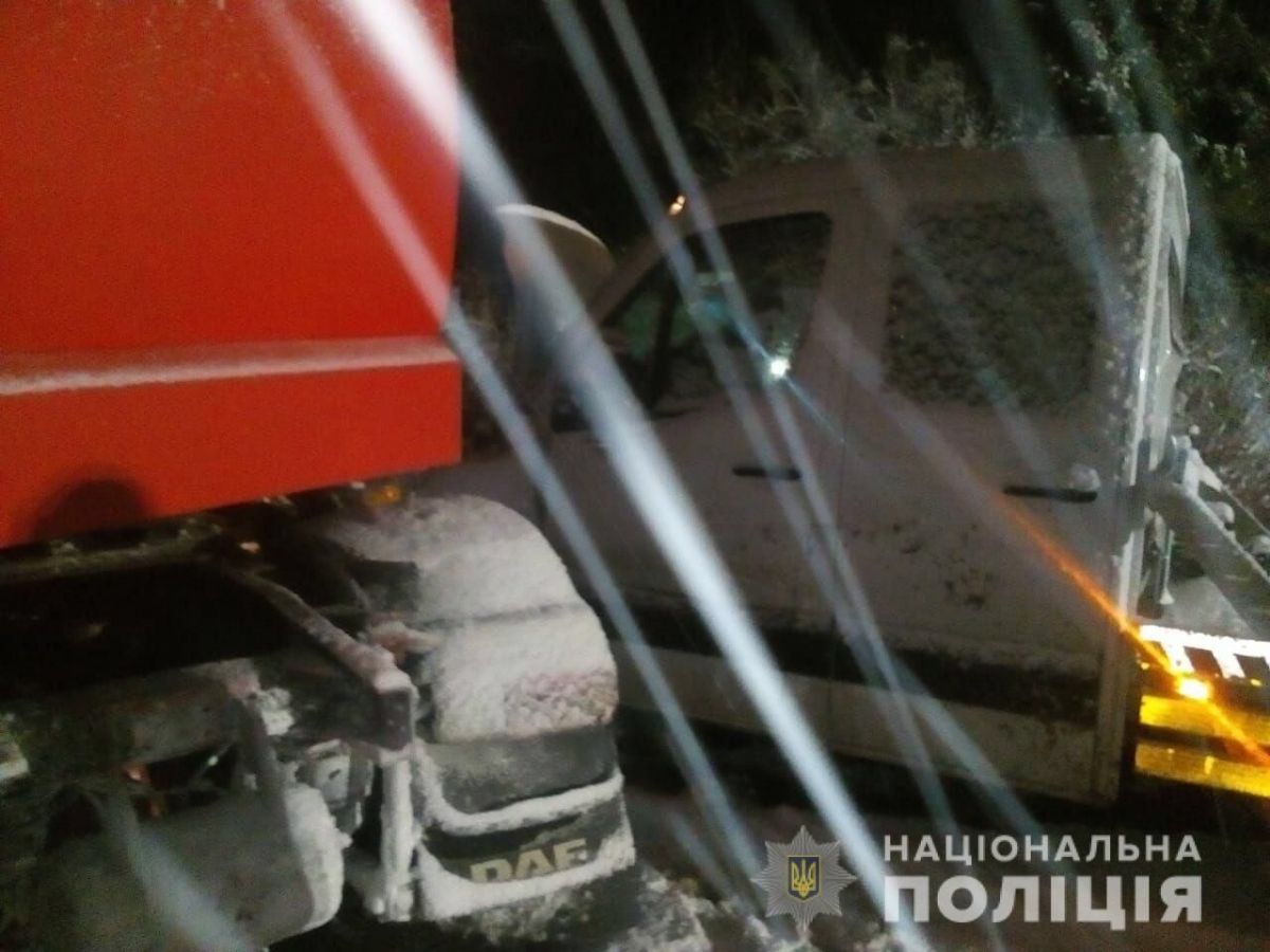 На Львівщині два мікроавтобуси зіткнулися з автоцистерною