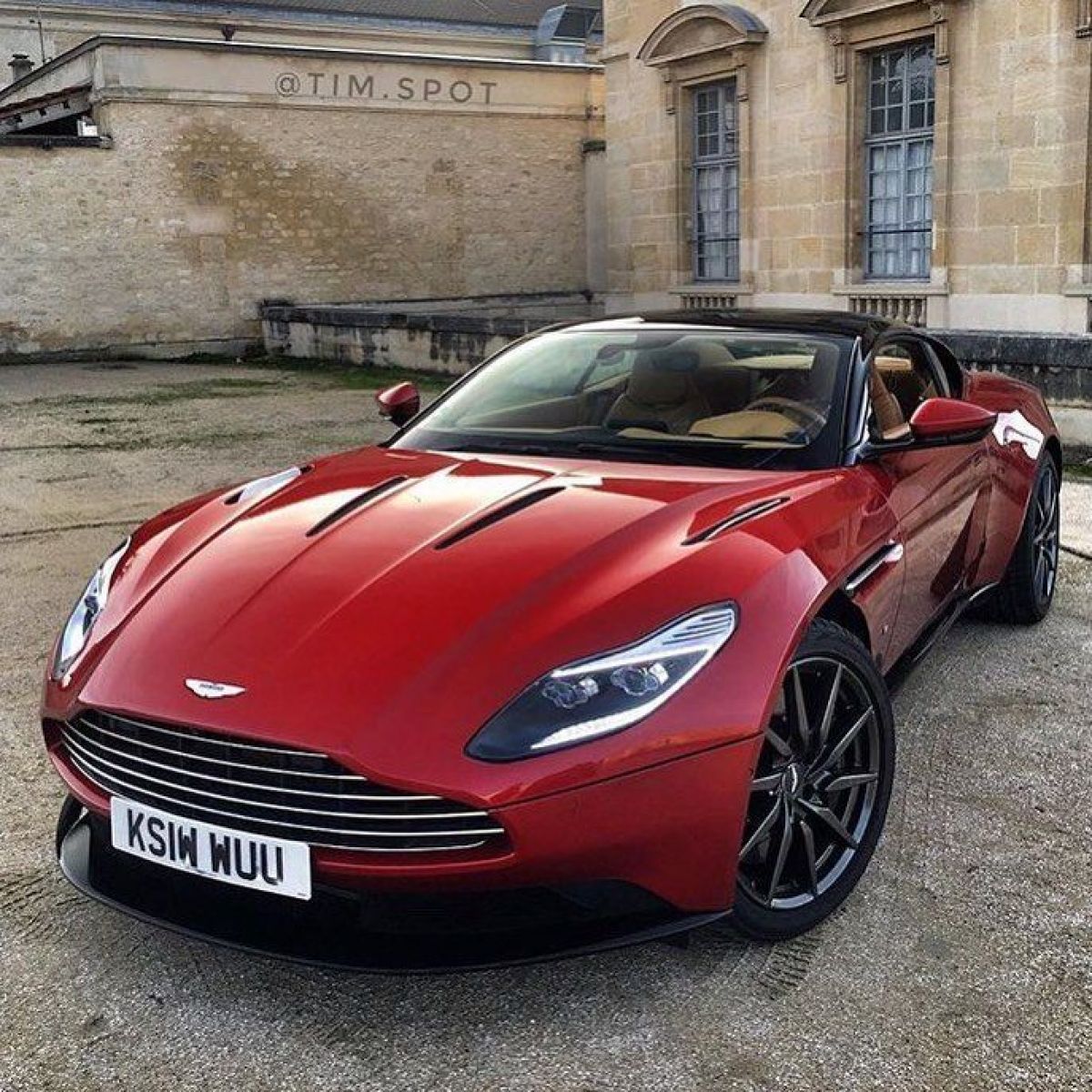 Авто Aston Martin Vantage