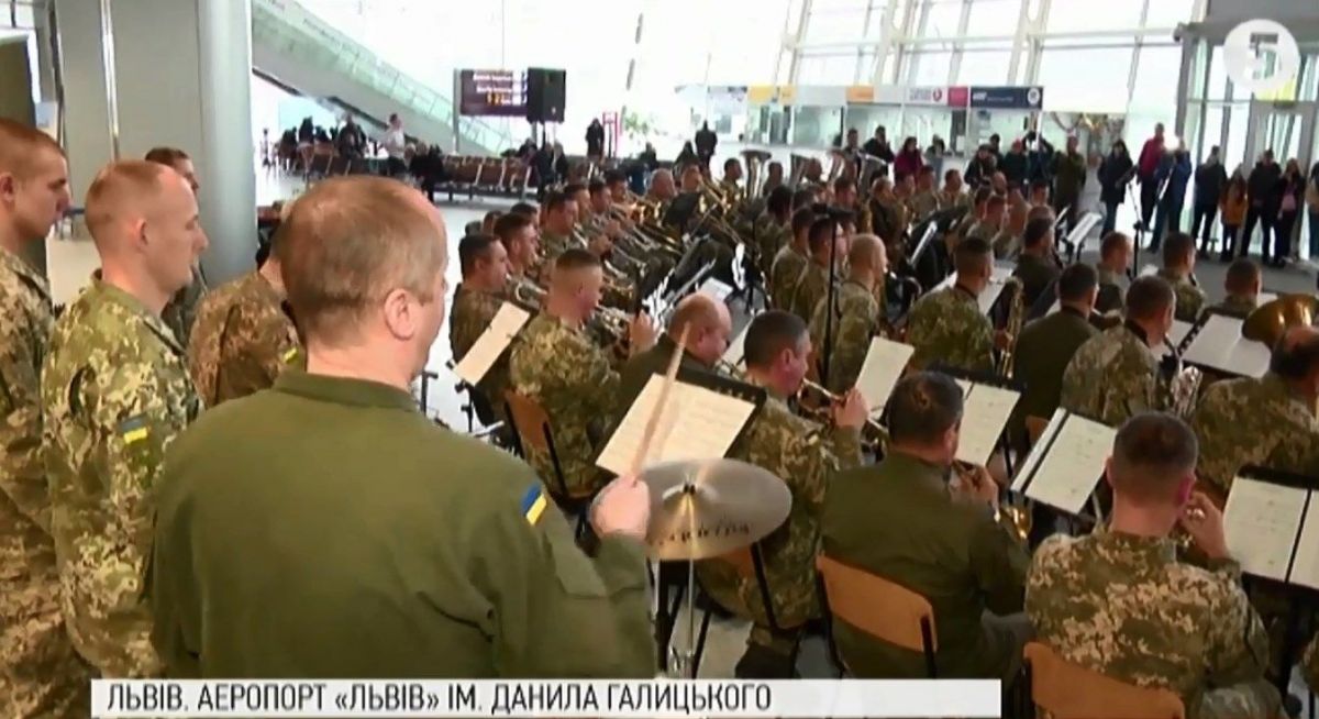 В аеропортах України оркестри вшанували оборонців ДАП