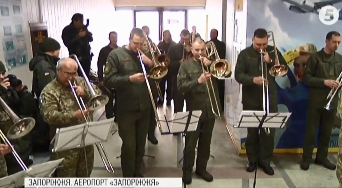 В аеропортах України оркестри вшанували оборонців ДАП