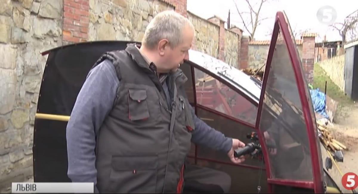 На Львовщине пенсионер собственноручно смастерил электромобиль