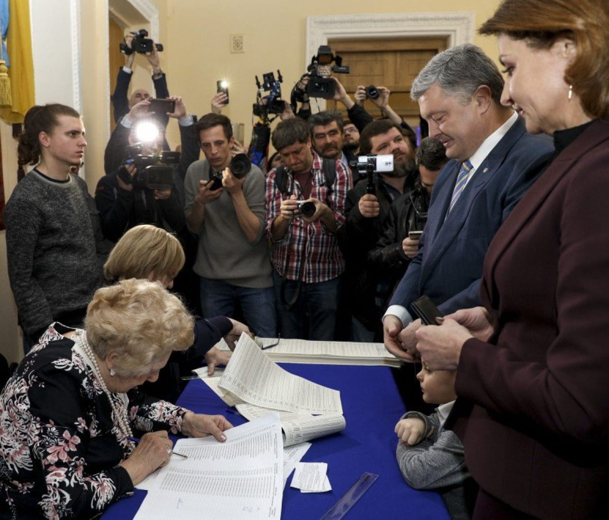 Петр Порошенко голосует