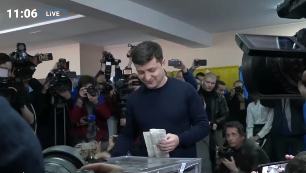 Владимир Зеленский голосует