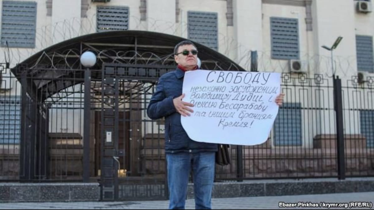 Петр Дудка, пикет под посольством РФ