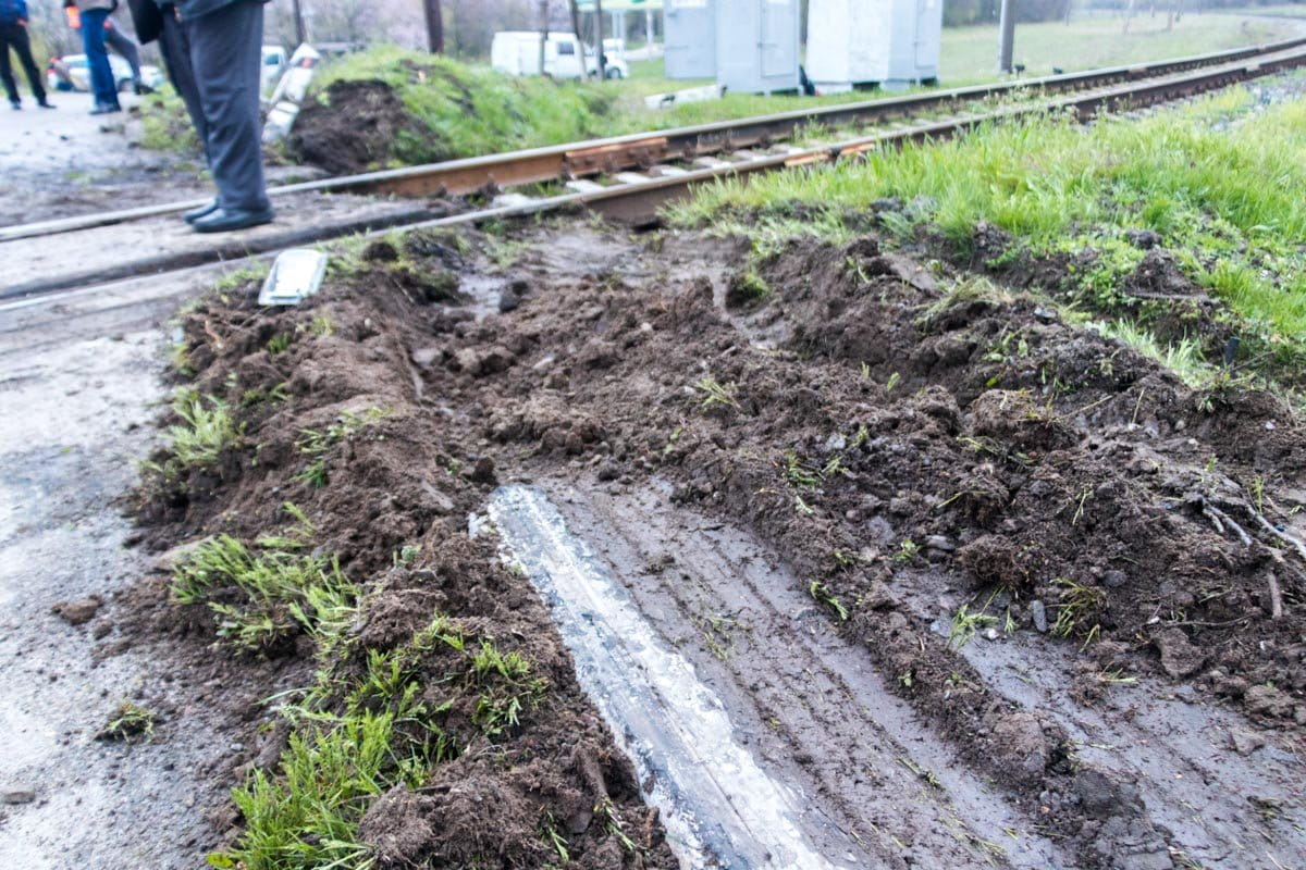 На Дніпропетровщині фура заблокувала залізничний переїзд