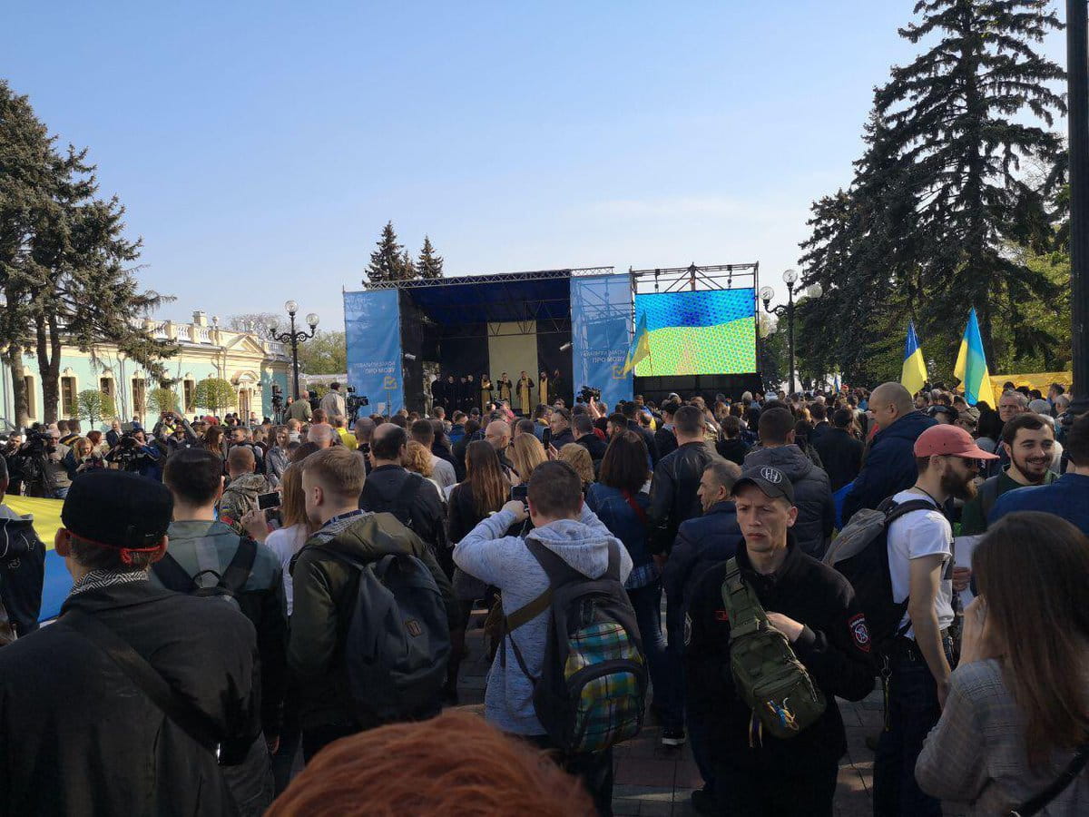 Акция в поддержку закона о языке