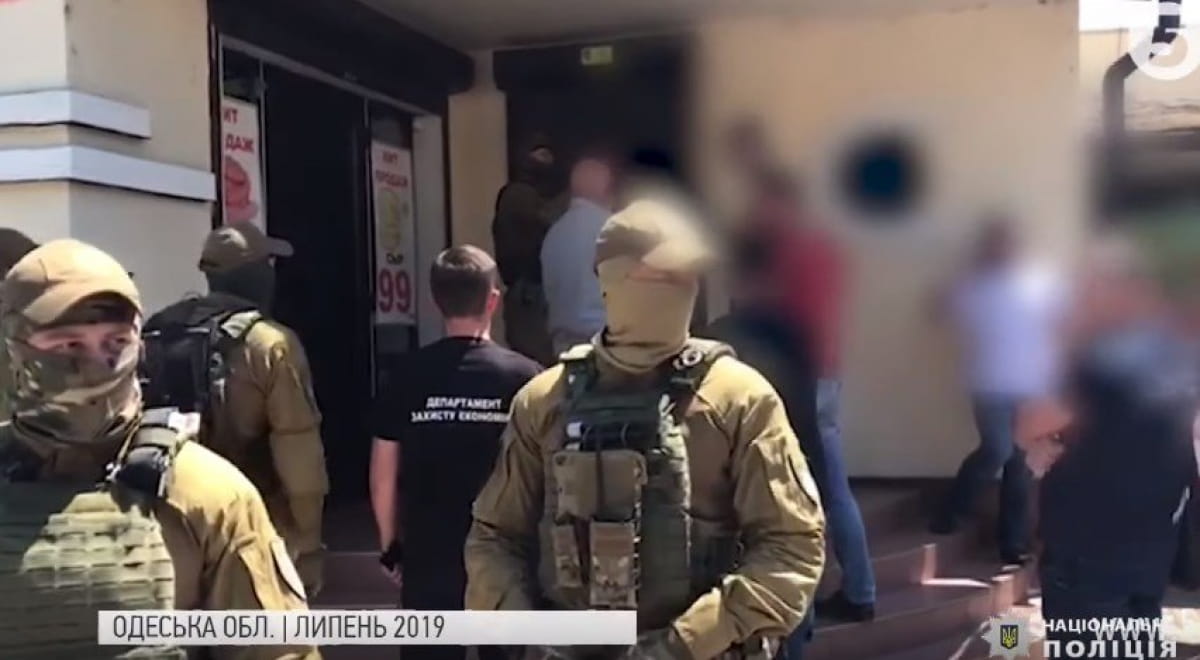 Кандидати в депутати підкуповують виборців