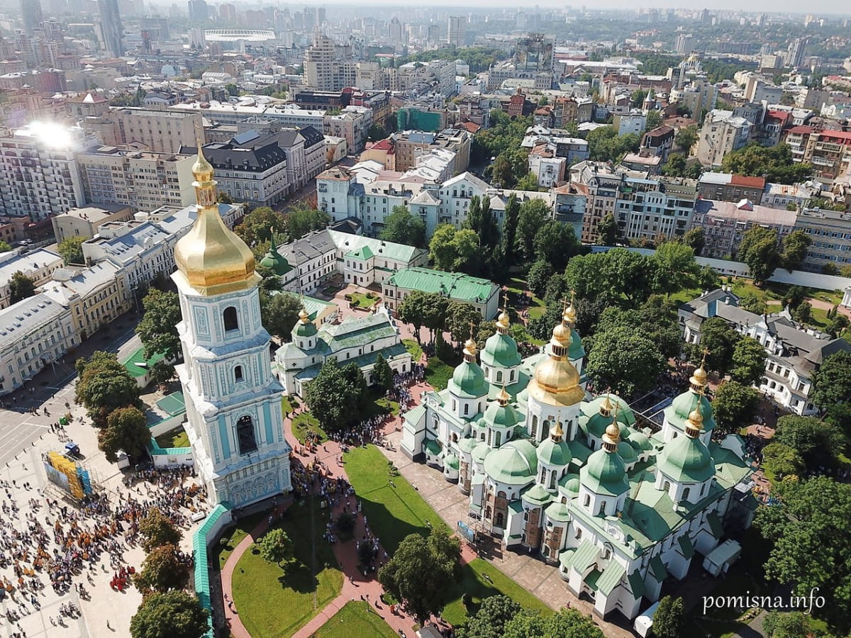 Крестный ход от Софийского собора к памятнику князю Владимиру по случаю 1031-летия Крещения Руси-Украины