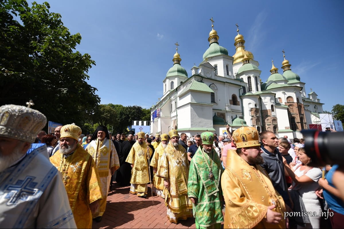 Крестный ход от Софийского собора к памятнику князю Владимиру по случаю 1031-летия Крещения Руси-Украины