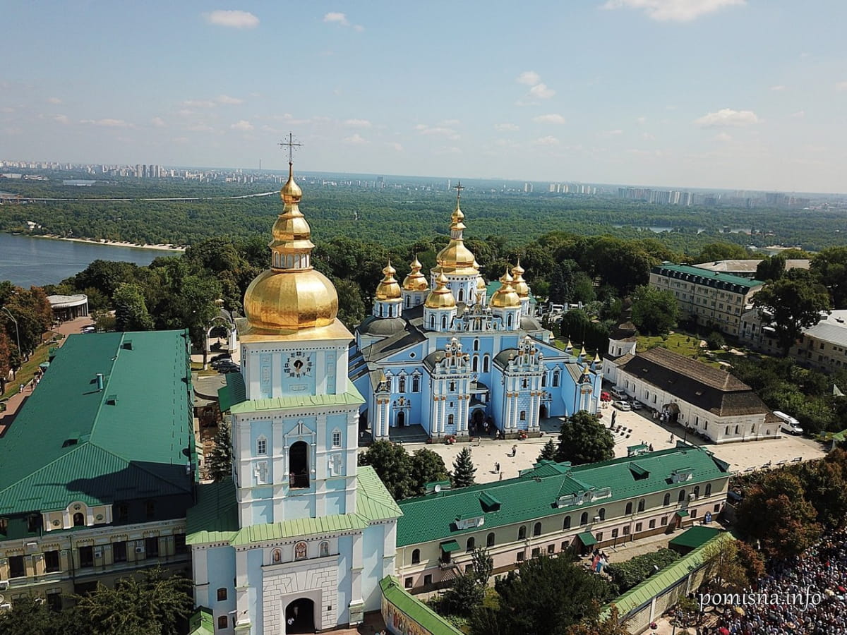 Крестный ход от Софийского собора к памятнику князю Владимиру по случаю 1031-летия Крещения Руси-Украины