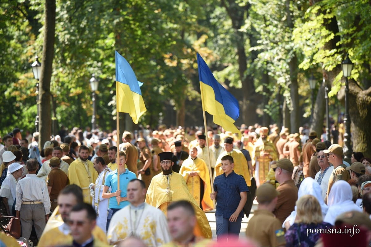 Крестный ход от Софийского собора к памятнику князю Владимиру по случаю 1031-летия Крещения Руси-Украины