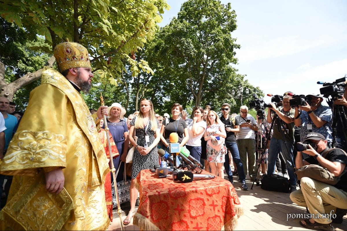 Крестный ход от Софийского собора к памятнику князю Владимиру по случаю 1031-летия Крещения Руси-Украины