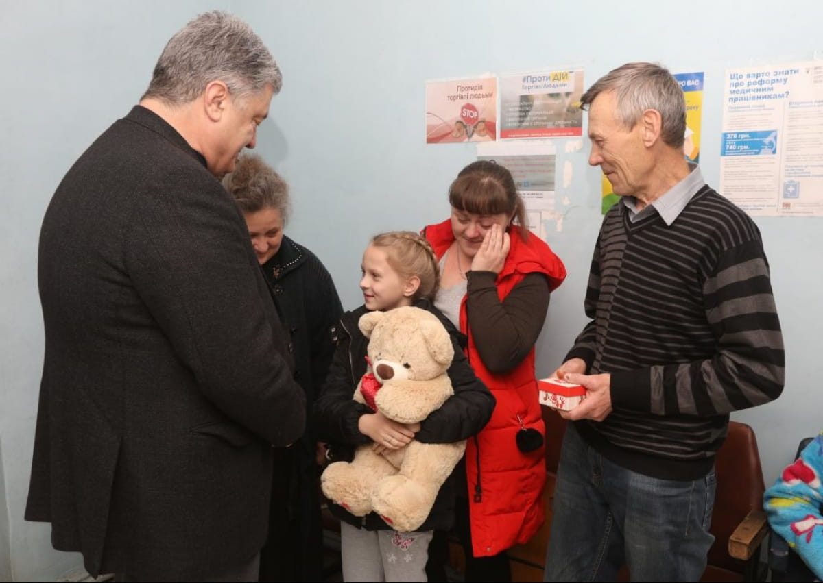 Порошенко подарував будинок родині з Мар'їнки