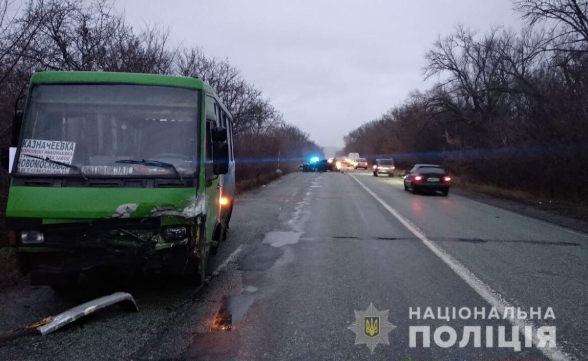 На Дніпропетровщині легковик протаранив рейсовий автобус