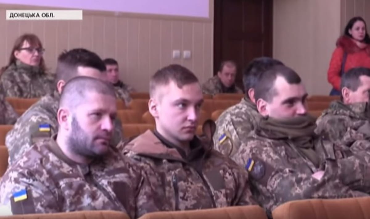 Військові переглядають фільм