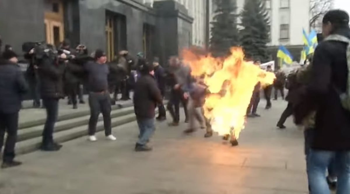 Мужчина поджег себя под ОП