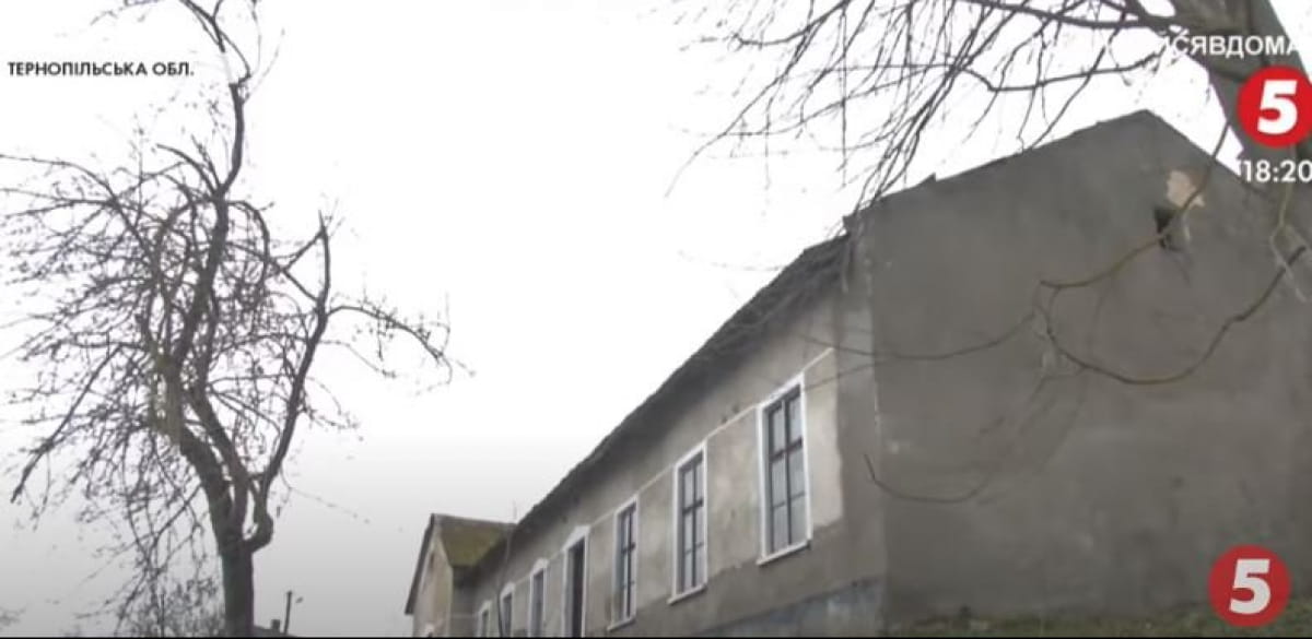 Пуста будівля у Монастириськах