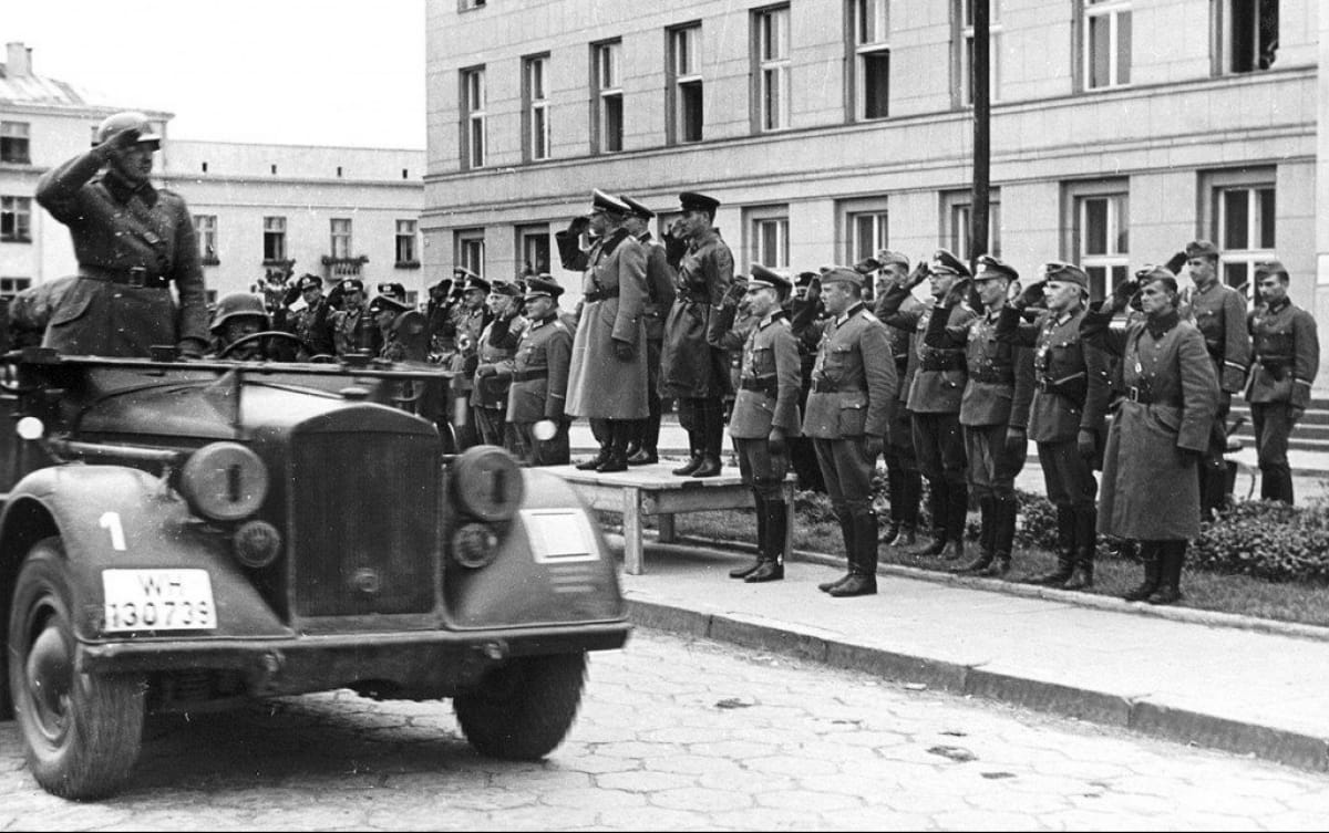 Німецький генерал Ґудеріан і радянський комбриг Кривошеїн оглядають війська під час передачі м. Брест-Литовська Червоній армії