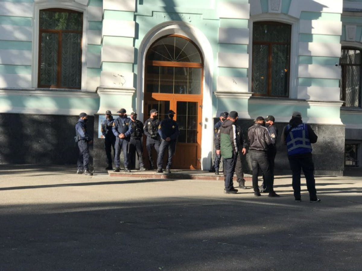 Силовики охраняют Минздрав
