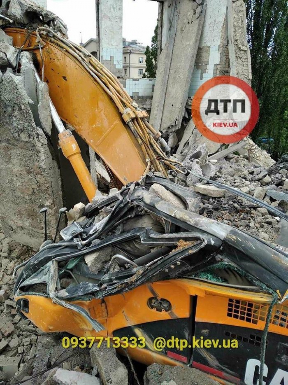 Экскаватор разбило бетонной плитой