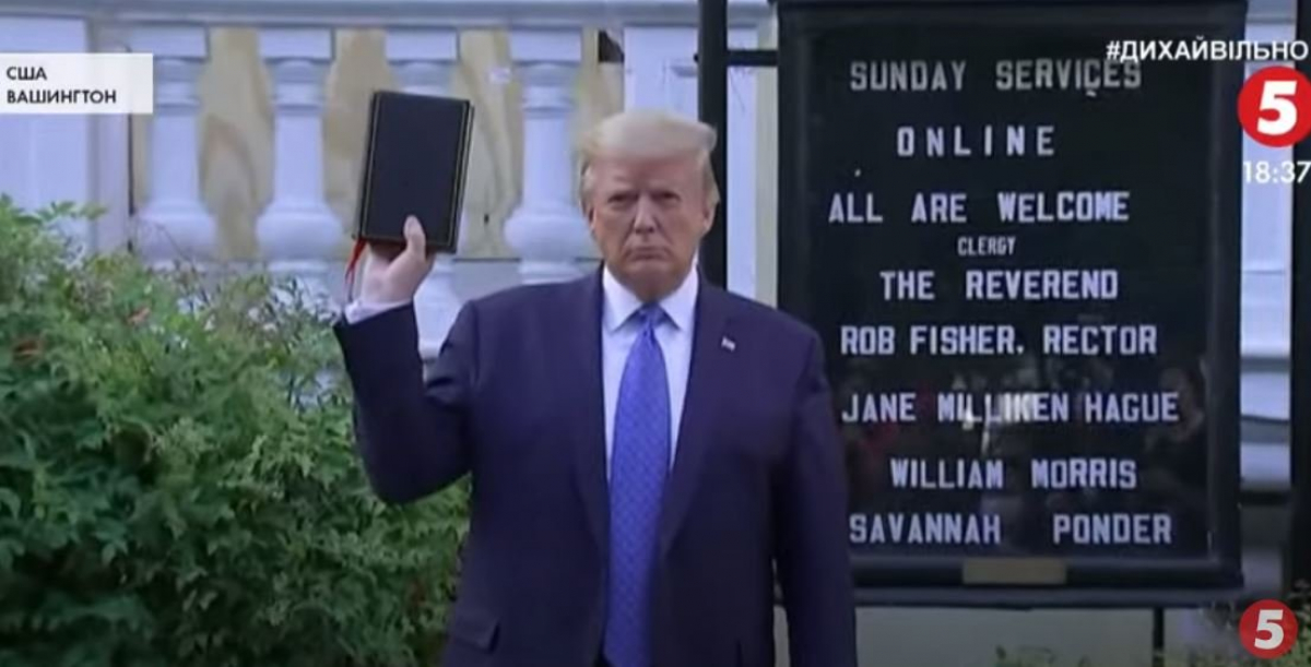 Трамп із Біблією
