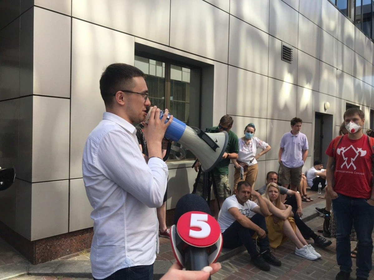 Стерненко с громкоговорителем
