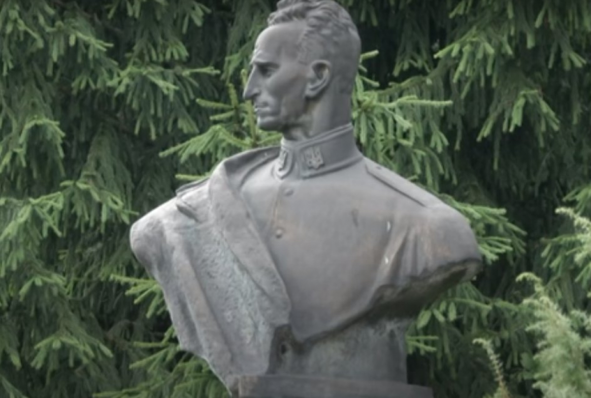 Погруддя Роману Шухевичу