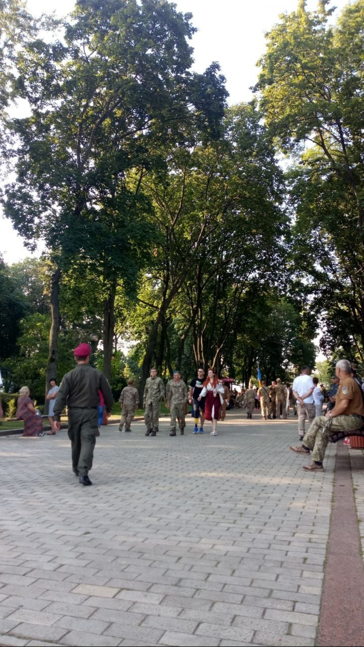 У парку Шевченка люди збираються на Марш захисників