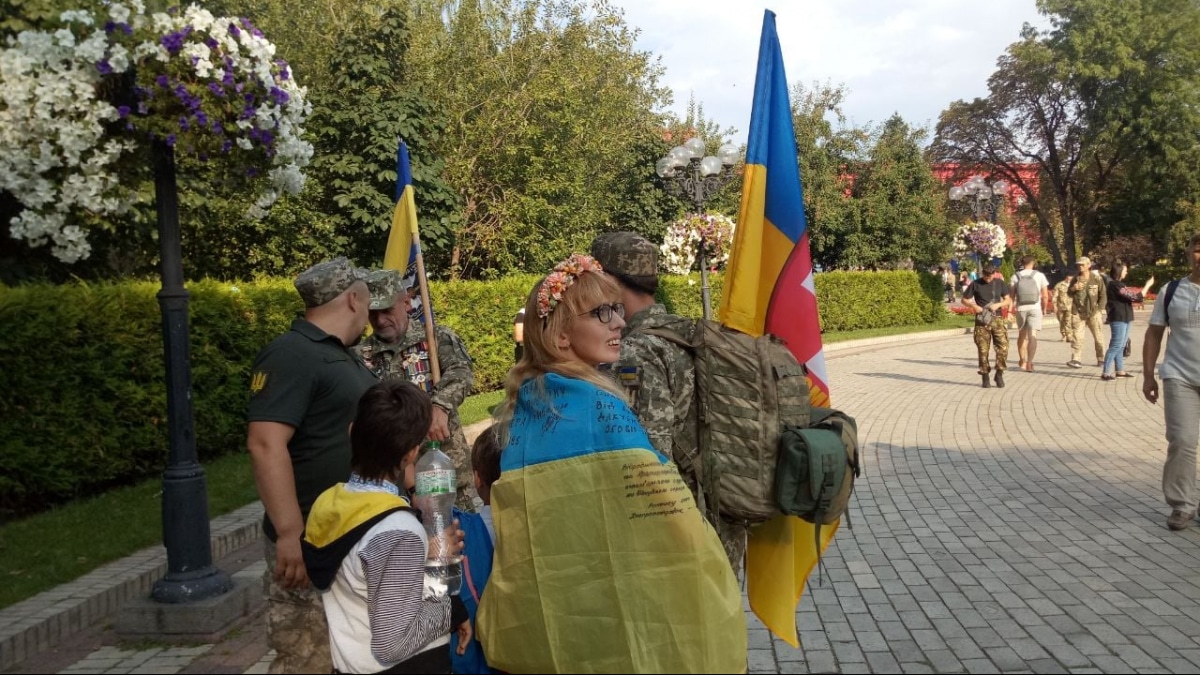 У парку Шевченка люди збираються на Марш захисників