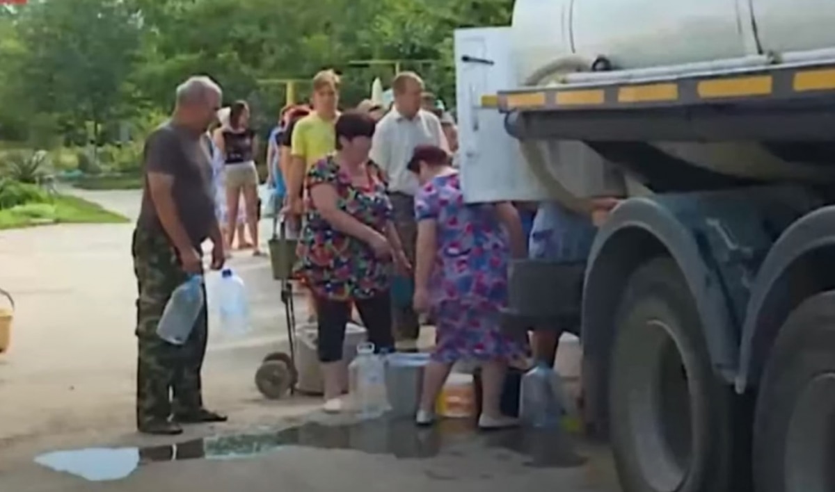 Бочки с питьевой водой в Крыму