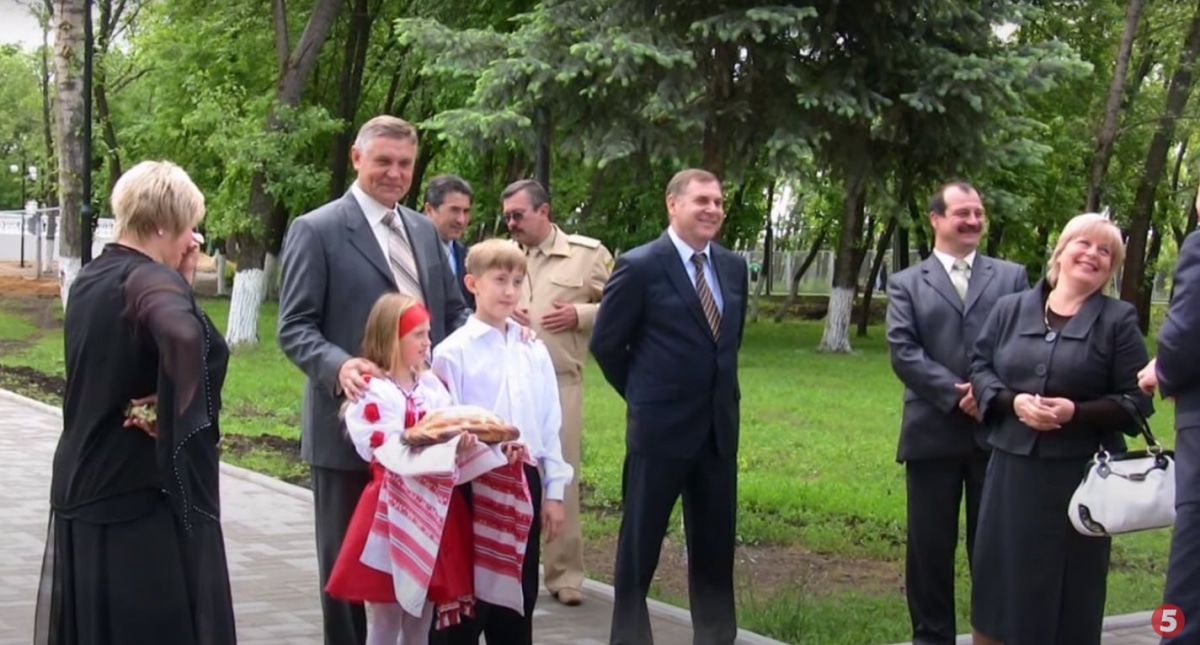 В. Хоботов с воспитанниками интерната, довоенное фото