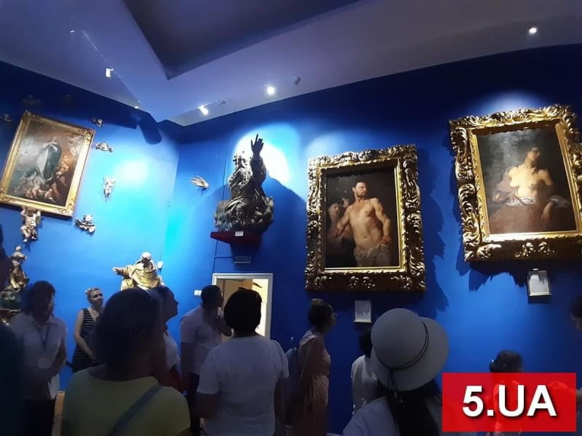 Синяя комната Олесского замка, где, по легенде, прошли первые часы жизни Яна III Собеского