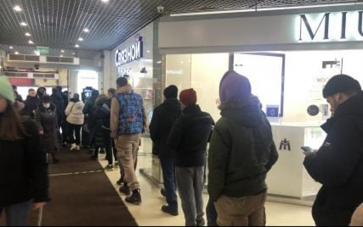 Черга до банкомата у москві