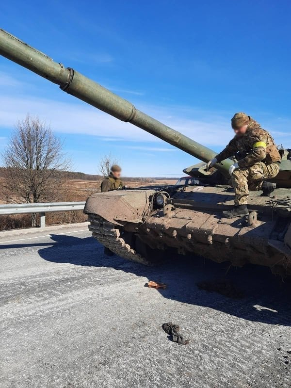 Украинские воины захватили вражеский танк