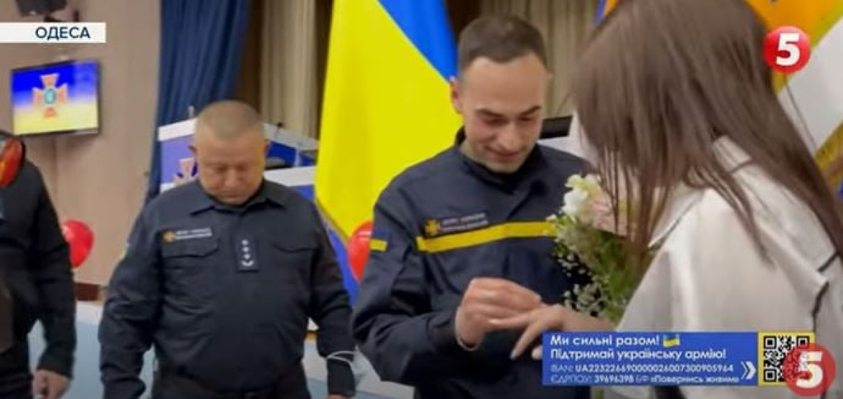 Молодята одружуються в підрозділі ДСНС