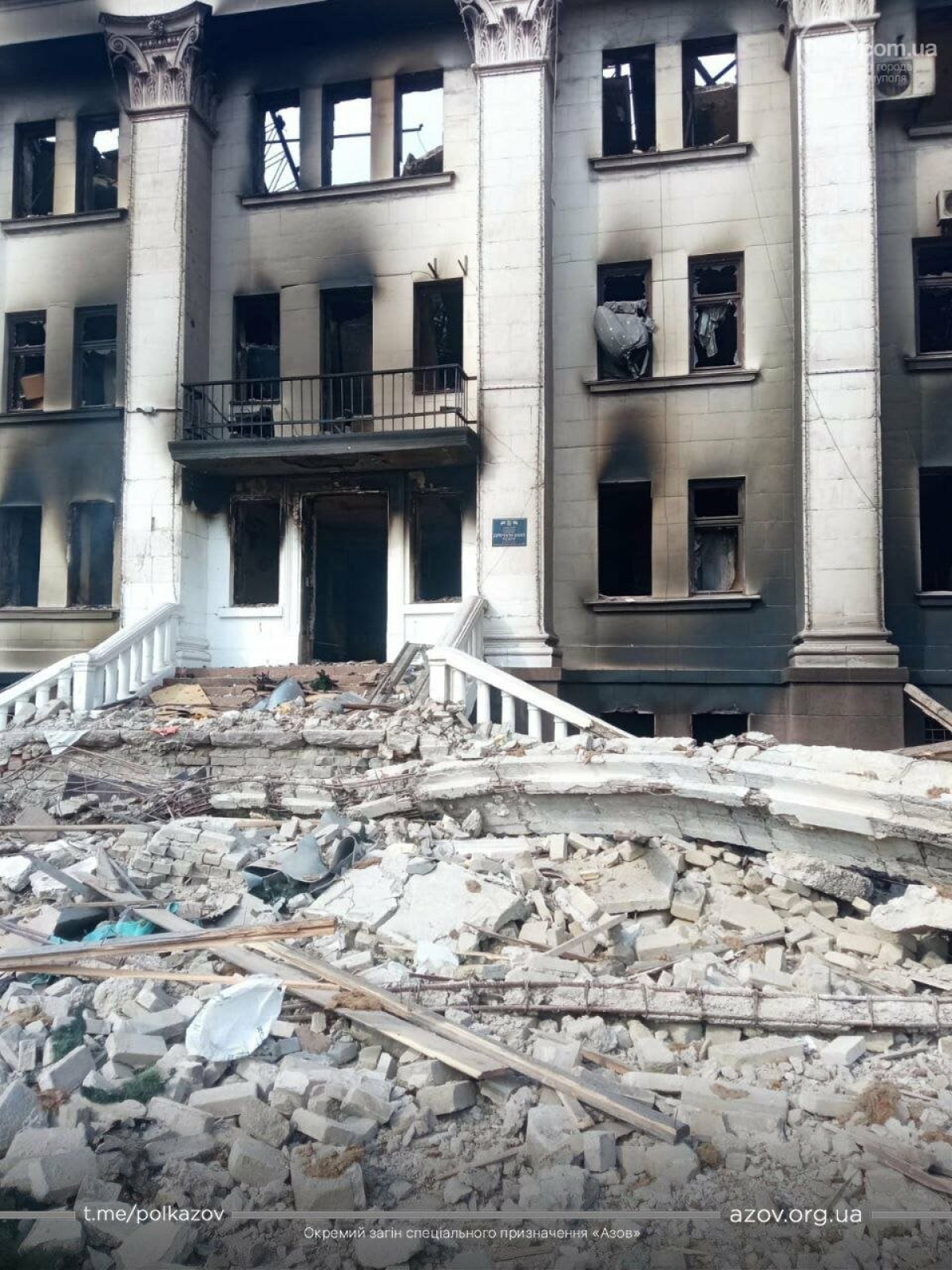 Драматический театр в Мариуполе после авиаудара