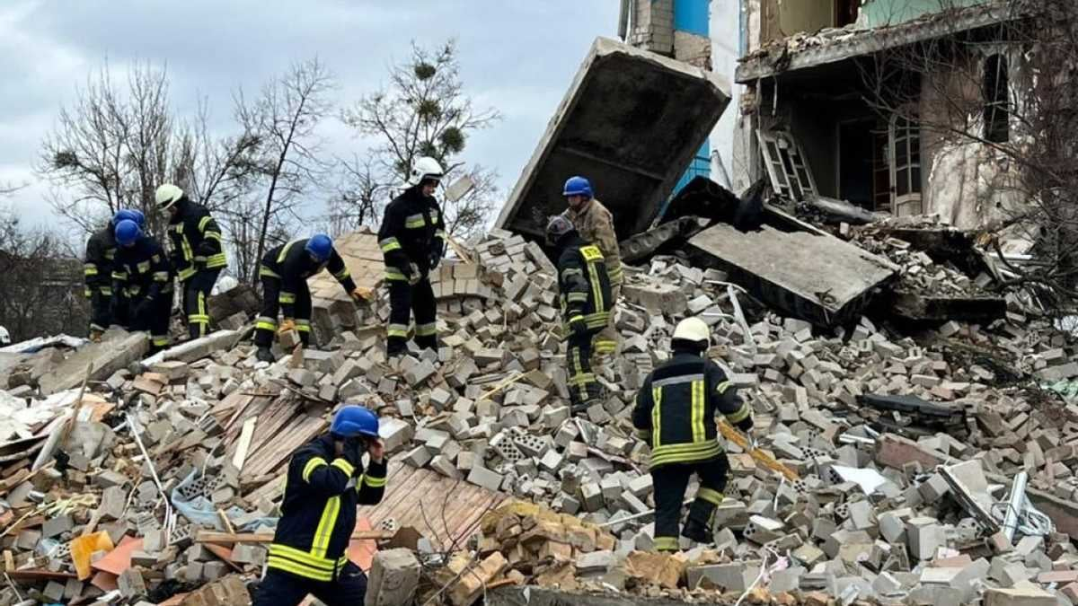 У Бородянці рятувальники почали розбирати завали