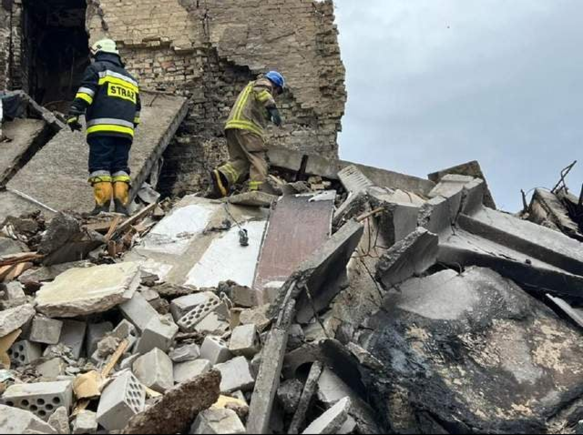 У Бородянці рятувальники почали розбирати завали