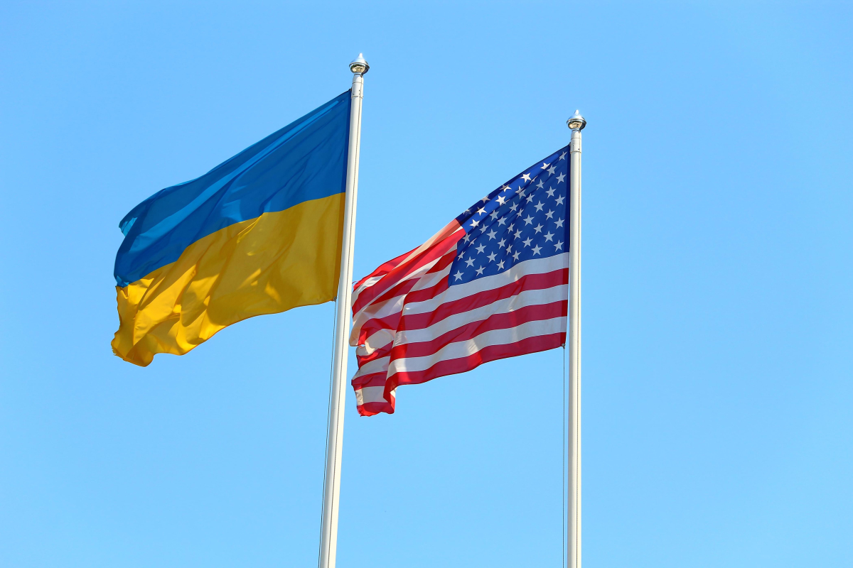Державні стяги України та США